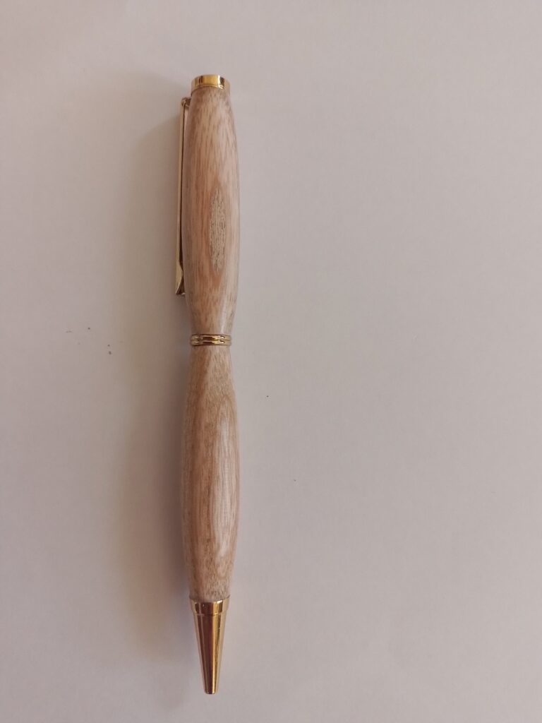 Stylo en chêne, mécanisme plaqué or