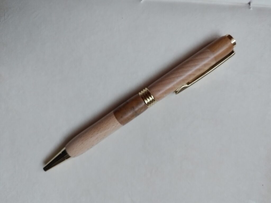 Stylo en hêtre et prunier, mécanisme plaqué or