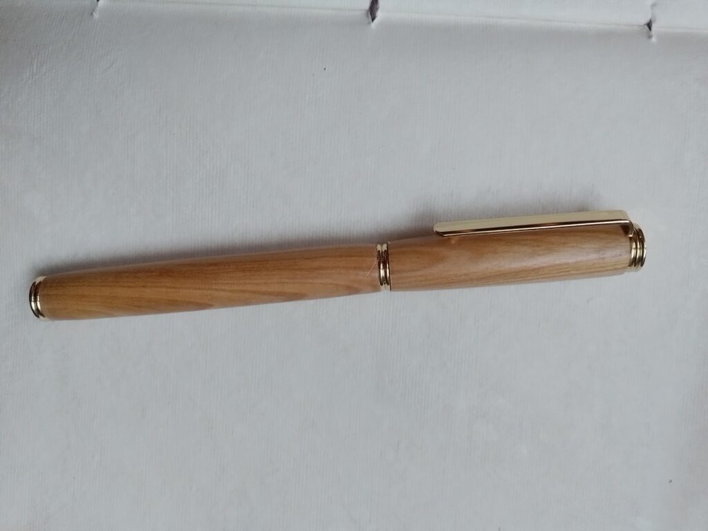 Stylo plume en merisier, mécanisme plaqué or