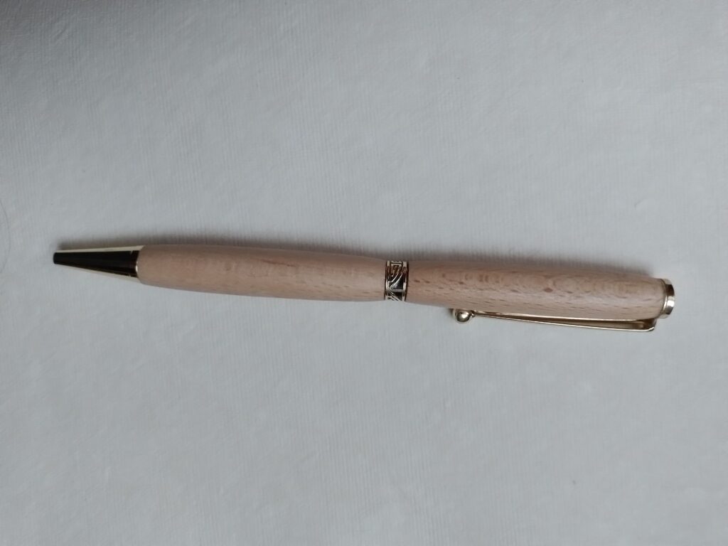 Stylo en hêtre, mécanisme plaqué or décoratif