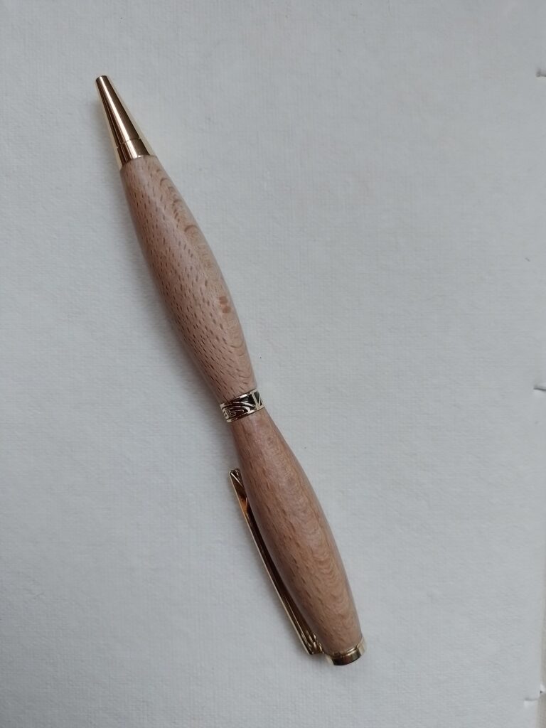 Stylo en hêtre, mécanisme plaqué or décoratif