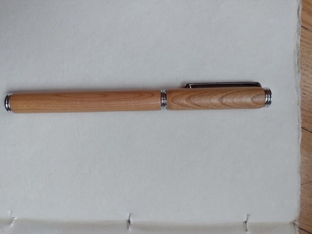 Stylo plume en merisier, mécanisme en chrome