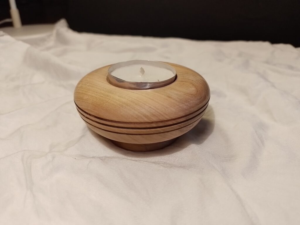 Photophore en merisier décoré (bois de travers)